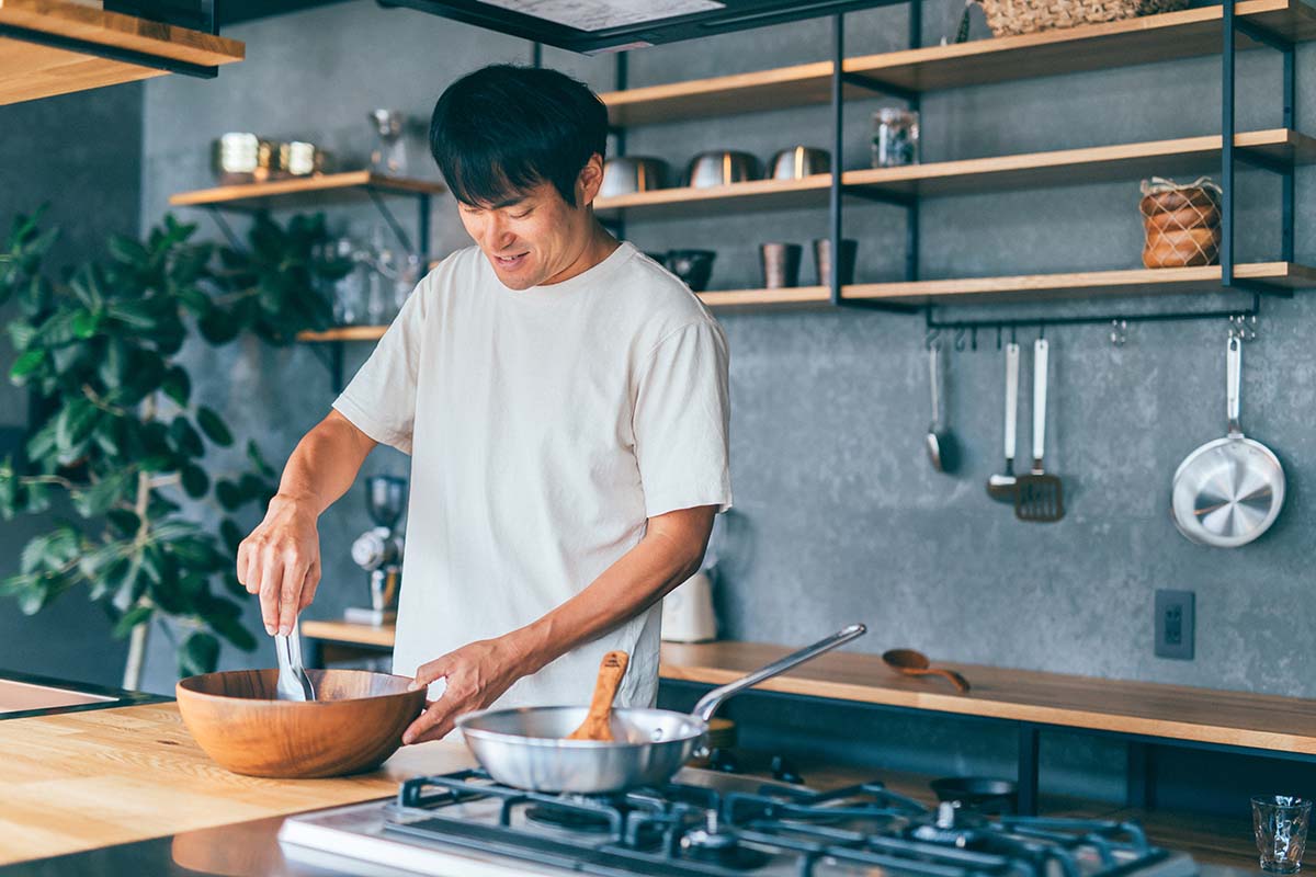 パパが料理をしているイメージ