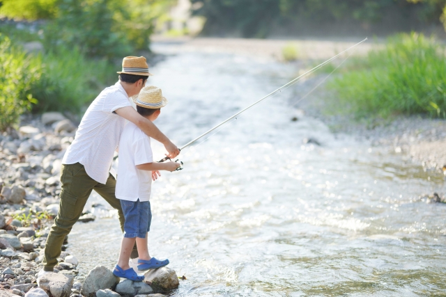 親子が釣りをする様子