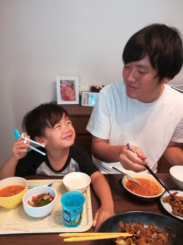 パパと子どもで仲良くお食事